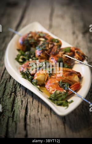 Leckere frische Garnelenspieße auf dem Teller Stockfoto
