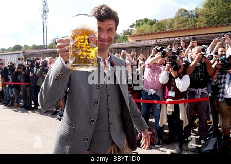 24. September 2023, MÜNCHEN, Deutschland: München, 24. September 2023.- Münchner Thomas Müller besucht am 24. September 2023 das 188. Oktoberfest in der bayerischen Landeshauptstadt München. Das Oktoberfest 2023 findet vom 17. September bis zum 03. Oktober 2023 statt und es werden mehrere Millionen Besucher aus aller Welt erwartet. (Alemania) (Foto: © Alexander Hassenstein/POOL via ZUMA Press Wire) Stockfoto