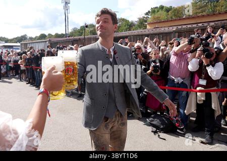 24. September 2023, MÜNCHEN, Deutschland: München, 24. September 2023.- Münchner Thomas Müller besucht am 24. September 2023 das 188. Oktoberfest in der bayerischen Landeshauptstadt München. Das Oktoberfest 2023 findet vom 17. September bis zum 03. Oktober 2023 statt und es werden mehrere Millionen Besucher aus aller Welt erwartet. (Alemania) (Foto: © Alexander Hassenstein/POOL via ZUMA Press Wire) Stockfoto