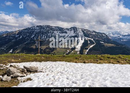 Wunderschöne Wanderung im Frühling von Oberjoch zum Spieser und Hirschberg in den Allgau-Alpen Stockfoto