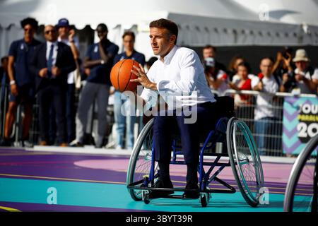 8. Oktober 2023, PARIS, Frankreich: Paris (Frankreich), 10.08.2023.- der französische Präsident Emmanuel Macron spielt während des Paralympischen Tages am Place de la Republique in Paris, Frankreich, 8. Oktober 2023 Basketball mit paralympischen Athleten. (Baloncesto, Francia) (Foto: © Sarah Meyssonnier/POOL via ZUMA Press Wire) Stockfoto