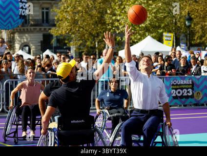 8. Oktober 2023, PARIS, Frankreich: Paris (Frankreich), 10.08.2023.- der französische Präsident Emmanuel Macron spielt während des Paralympischen Tages am Place de la Republique in Paris, Frankreich, 8. Oktober 2023 Basketball mit paralympischen Athleten. (Baloncesto, Francia) (Foto: © Sarah Meyssonnier/POOL via ZUMA Press Wire) Stockfoto