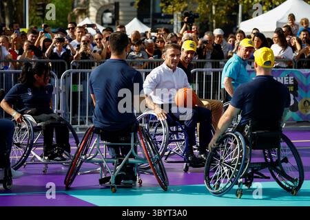 8. Oktober 2023, PARIS, Frankreich: Paris (Frankreich), 10.08.2023.- der französische Präsident Emmanuel Macron spielt während des Paralympischen Tages am Place de la Republique in Paris, Frankreich, 8. Oktober 2023 Basketball mit paralympischen Athleten. (Baloncesto, Francia) (Foto: © Sarah Meyssonnier/POOL via ZUMA Press Wire) Stockfoto