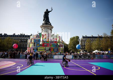 8. Oktober 2023, PARIS, Frankreich: Paris (Frankreich), 10.08.2023.- Mitglieder der französischen Paralympischen Mannschaft spielen Basketball während des Paralympischen Tages am Place de la Republique in Paris, Frankreich, 8. Oktober 2023. (Baloncesto, Francia) (Foto: © Sarah Meyssonnier/POOL via ZUMA Press Wire) Stockfoto