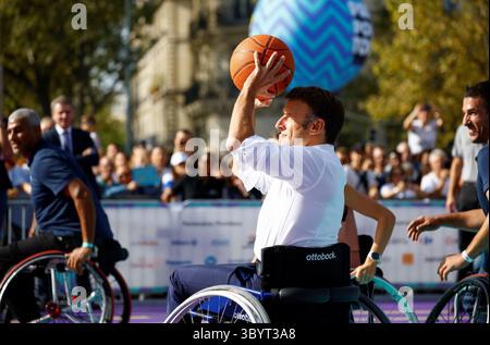 8. Oktober 2023, PARIS, Frankreich: Paris (Frankreich), 10.08.2023.- der französische Präsident Emmanuel Macron spielt während des Paralympischen Tages am Place de la Republique in Paris, Frankreich, 8. Oktober 2023 Basketball mit paralympischen Athleten. (Baloncesto, Francia) (Foto: © Sarah Meyssonnier/POOL via ZUMA Press Wire) Stockfoto