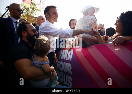 8. Oktober 2023, PARIS, Frankreich: Paris (Frankreich), 10.08.2023.- der französische Präsident Emmanuel Macron schüttelt während des Paralympischen Tages am Place de la Republique in Paris, Frankreich, 8. Oktober 2023 die Hand mit einer Frau. (Francia) (Foto: © Sarah Meyssonnier/POOL via ZUMA Press Wire) Stockfoto