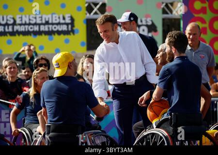 8. Oktober 2023, PARIS, Frankreich: Paris (Frankreich), 10.08.2023.- der französische Präsident Emmanuel Macron schüttelt während des Paralympischen Tages am Place de la Republique in Paris, Frankreich, 8. Oktober 2023 die Hand mit einem Paralympischen Sportler. (Francia) (Foto: © Sarah Meyssonnier/POOL via ZUMA Press Wire) Stockfoto
