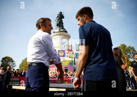 8. Oktober 2023, PARIS, Frankreich: Paris (Frankreich), 10. August 2023.- der französische Präsident Emmanuel Macron spricht mit einem paralympischen Sportler während des Paralympischen Tages am Place de la Republique in Paris, Frankreich, 8. Oktober 2023. (Francia) (Foto: © Sarah Meyssonnier/POOL via ZUMA Press Wire) Stockfoto