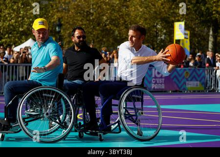 8. Oktober 2023, PARIS, Frankreich: Paris (Frankreich), 10.08.2023.- der französische Präsident Emmanuel Macron spielt während des Paralympischen Tages am Place de la Republique in Paris, Frankreich, 8. Oktober 2023 Basketball mit paralympischen Athleten. (Baloncesto, Francia) (Foto: © Sarah Meyssonnier/POOL via ZUMA Press Wire) Stockfoto