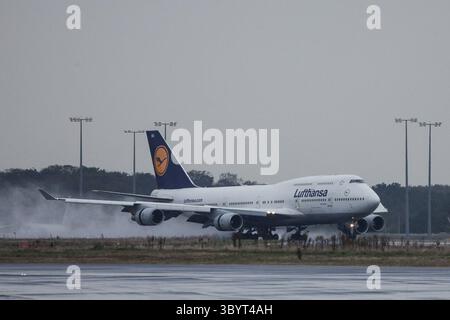 Oktober 2023, BERLIN, Berlin, Deutschland: Berlin (Deutschland), 12.10.2023.- Ein Lufthansa Boeing 747 Jumbo-Jet von Tel Aviv fährt nach der Landung am Flughafen Frankfurt am Main am 12. Oktober 2023 mit dem Taxi zu seiner Parkposition. Lufthansa startete nach der Eskalation des israelisch-palästinensischen Konflikts Sonderflüge mit deutschen Staatsbürgern aus Israel. Tausende Israelis und Palästinenser sind gestorben, seit die militante Gruppe Hamas am 07. Oktober 2023 einen beispiellosen Angriff auf Israel aus dem Gazastreifen gestartet hat, der zu israelischen Vergeltungsangriffen auf die palästinensische Enklave führte. (Alemanien) (Cr Stockfoto