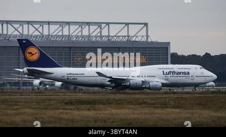 Oktober 2023, BERLIN, Berlin, Deutschland: Berlin (Deutschland), 12.10.2023.- Ein Lufthansa Boeing 747 Jumbo-Jet von Tel Aviv fährt nach der Landung am Flughafen Frankfurt am Main am 12. Oktober 2023 mit dem Taxi zu seiner Parkposition. Lufthansa startete nach der Eskalation des israelisch-palästinensischen Konflikts Sonderflüge mit deutschen Staatsbürgern aus Israel. Tausende Israelis und Palästinenser sind gestorben, seit die militante Gruppe Hamas am 07. Oktober 2023 einen beispiellosen Angriff auf Israel aus dem Gazastreifen gestartet hat, der zu israelischen Vergeltungsangriffen auf die palästinensische Enklave führte. (Alemanien) (Cr Stockfoto