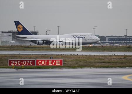 Oktober 2023, BERLIN, Berlin, Deutschland: Berlin (Deutschland), 12.10.2023.- Ein Lufthansa Boeing 747 Jumbo-Jet von Tel Aviv fährt nach der Landung am Flughafen Frankfurt am Main am 12. Oktober 2023 mit dem Taxi zu seiner Parkposition. Lufthansa startete nach der Eskalation des israelisch-palästinensischen Konflikts Sonderflüge mit deutschen Staatsbürgern aus Israel. Tausende Israelis und Palästinenser sind gestorben, seit die militante Gruppe Hamas am 07. Oktober 2023 einen beispiellosen Angriff auf Israel aus dem Gazastreifen gestartet hat, der zu israelischen Vergeltungsangriffen auf die palästinensische Enklave führte. (Alemanien) (Cr Stockfoto