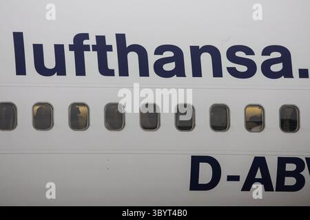 Oktober 2023, BERLIN, Berlin, Deutschland: Berlin (Deutschland), 12.10.2023.- Ein Lufthansa Boeing 747 Jumbo-Jet aus Tel Aviv nach der Landung am Flughafen Frankfurt am Main am 12. Oktober 2023. Lufthansa startete nach der Eskalation des israelisch-palästinensischen Konflikts Sonderflüge mit deutschen Staatsbürgern aus Israel. Tausende Israelis und Palästinenser sind gestorben, seit die militante Gruppe Hamas am 07. Oktober 2023 einen beispiellosen Angriff auf Israel aus dem Gazastreifen gestartet hat, der zu israelischen Vergeltungsangriffen auf die palästinensische Enklave führte. (Alemania) (Bild: © Hannes Albert/Po Stockfoto