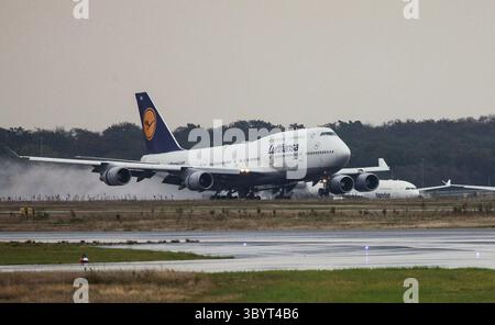 Oktober 2023, BERLIN, Berlin, Deutschland: Berlin (Deutschland), 12.10.2023.- Ein Lufthansa Boeing 747 Jumbo-Jet von Tel Aviv fährt nach der Landung am Flughafen Frankfurt am Main am 12. Oktober 2023 mit dem Taxi zu seiner Parkposition. Lufthansa startete nach der Eskalation des israelisch-palästinensischen Konflikts Sonderflüge mit deutschen Staatsbürgern aus Israel. Tausende Israelis und Palästinenser sind gestorben, seit die militante Gruppe Hamas am 07. Oktober 2023 einen beispiellosen Angriff auf Israel aus dem Gazastreifen gestartet hat, der zu israelischen Vergeltungsangriffen auf die palästinensische Enklave führte. (Alemanien) (Cr Stockfoto