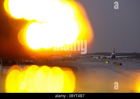 Oktober 2023, BERLIN, Berlin, Deutschland: Berlin (Deutschland), 12.10.2023.- Ein Lufthansa Boeing 747 Jumbo-Jet von Tel Aviv fährt nach der Landung am Flughafen Frankfurt am Main am 12. Oktober 2023 mit dem Taxi zu seiner Parkposition. Lufthansa startete nach der Eskalation des israelisch-palästinensischen Konflikts Sonderflüge mit deutschen Staatsbürgern aus Israel. Tausende Israelis und Palästinenser sind gestorben, seit die militante Gruppe Hamas am 07. Oktober 2023 einen beispiellosen Angriff auf Israel aus dem Gazastreifen gestartet hat, der zu israelischen Vergeltungsangriffen auf die palästinensische Enklave führte. (Alemanien) (Cr Stockfoto