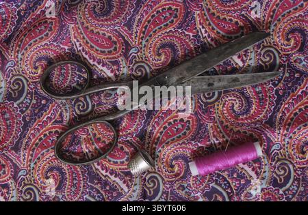 Hot Pink Thread auf Vintage Pink und Lila Satin Nahaufnahme Stockfoto
