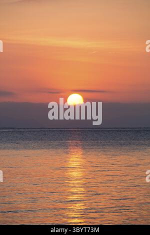 Perhentian Island, Malaysia - Feb 15th, 2015: Sonnenuntergang schöner Blick auf den Strand und Boote in Perhentian Besar, Perhentian Island, Terengganu, Malaysia Stockfoto