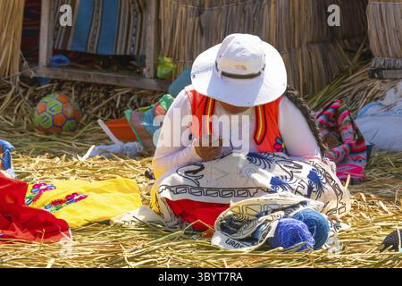 Titicaca-See Peru, 16. August Frau in typischer Kleidung, die auf einer der Inseln Titicaca arbeitet. Dreh am 16. August 2019 in Peru Stockfoto