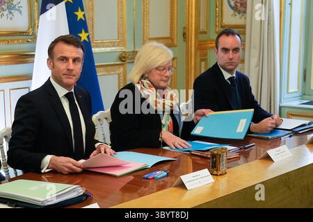 12. Januar 2024, Paris, Frankreich: Paris (Frankreich), 12.01.2024.- der französische Präsident Emmanuel Macron (L), die neu ernannte französische Ministerin für Arbeit, Gesundheit und Solidarität Catherine Vautrin (C) und der französische Verteidigungsminister Sebastien Lecornu (R) nehmen am 12. Januar 2024 im Elysee-Palast in Paris, Frankreich, Teil. (Francia) (Foto: © Michel Euler/POOL Via ZUMA Press Wire) Stockfoto