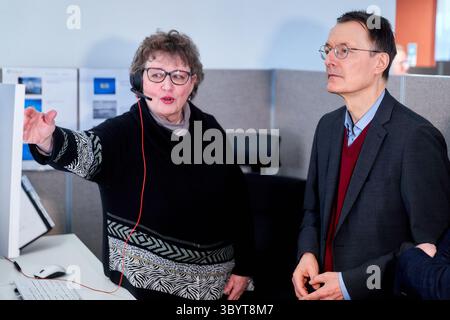16. Januar 2024, Berlin, Berlin, Deutschland: Berlin (Deutschland).- Bundesgesundheitsminister Karl Lauterbach (R) besucht am 16. Januar 2024 die Kontrollnotstelle des Verbandes der Kassenärzte (KV) in Berlin. (Alemania) (Foto: © Marcus Golejewski/POOL Via ZUMA Press Wire) Stockfoto