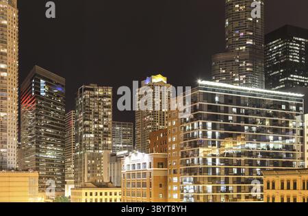 Chicago, USA - 25. Mai 2014: Gebäude in Chicago bei Nacht mit vielen hellen Lichtern, Chicago, USA Stockfoto