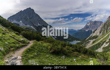 Panoramatour in Ehrwald über das Tajatorl zum Drachensee, Coburger Hütte und Seebensee in der Tiroler Zugspitz Arena Stockfoto