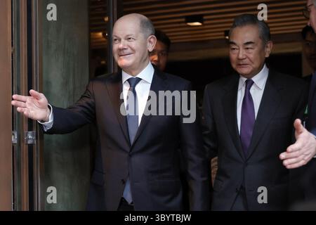 17. Februar 2024, München, Deutschland: München (Deutschland), 17.02.2024.- Bundeskanzler Olaf Scholz (L) und Direktor des Büros der Zentralen Auswärtigen Kommission der Kommunistischen Partei Chinas Wang Yi (R) laufen nebeneinander, während sie zu bilateralen Gesprächen im Hotel Bayerischer Hof, dem Veranstaltungsort der 60. Münchner Sicherheitskonferenz (MSC), am 17. Februar 2024 in München, ankommen. Mehr als 500 hochrangige internationale Entscheidungsträger treffen sich auf der 60. Münchner Sicherheitskonferenz während ihrer Jahrestagung vom 16. Bis 18. Februar 2024 in München, um globale Sicherheitsfragen zu diskutieren. (A Stockfoto