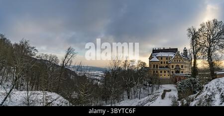 Traumhafte verschneite Winterlandschaft am Schloss Heiligenberg am Bodensee, wunderschöner Panoramablick bei Sonnenuntergang Stockfoto