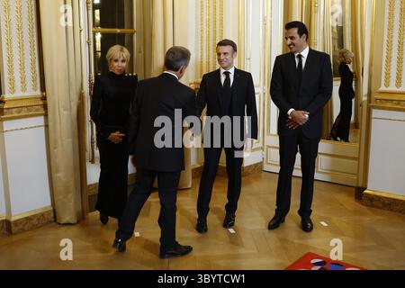 27. Februar 2024, Paris, Frankreich: Paris (Frankreich), 27.02.2024.- der französische Präsident Emmanuel Macron (C), die französische First Lady Brigitte Macron (L) und Qatari Emir Scheich Tamim bin Hamad Al Thani (R) begrüßen den ehemaligen französischen Präsidenten Nicolas Sarkozy während der Einreisezeremonie im Elysee-Palast vor einem offiziellen Abendessen am Rande des Staatsbesuchs des katarischen Emirs in Paris, Frankreich, 27. Februar 2024. (Francia, Catar) (Foto: © Yoan Valat/POOL Via ZUMA Press Wire) Stockfoto