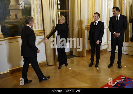 27. Februar 2024, Paris, Frankreich: Paris (Frankreich), 27.02.2024.- der französische Präsident Emmanuel Macron (C), die französische First Lady Brigitte Macron (2-L) und Katar Emir Scheich Tamim bin Hamad Al Thani (R) begrüßen den ehemaligen französischen Präsidenten Nicolas Sarkozy während der Einreisezeremonie im Elysee-Palast vor einem offiziellen Abendessen am Rande des Staatsbesuchs des katarischen Emirs in Paris, 27. Februar 2024. (Francia, Catar) (Foto: © Yoan Valat/POOL Via ZUMA Press Wire) Stockfoto