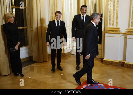 27. Februar 2024, Paris, Frankreich: Paris (Frankreich), 27.02.2024.- der französische Präsident Emmanuel Macron (C), die französische First Lady Brigitte Macron (L) und Katar Emir Scheich Tamim bin Hamad Al Thani (2-R) begrüßen den ehemaligen französischen Präsidenten Nicolas Sarkozy während der Einreisezeremonie im Elysee-Palast vor einem offiziellen Abendessen am Rande des Staatsbesuchs des katarischen Emirs in Paris, 27. Februar 2024. (Francia, Catar) (Foto: © Yoan Valat/POOL Via ZUMA Press Wire) Stockfoto