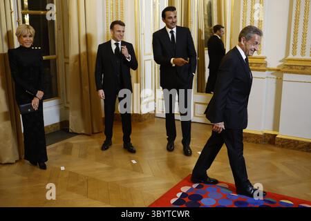 27. Februar 2024, Paris, Frankreich: Paris (Frankreich), 27.02.2024.- der französische Präsident Emmanuel Macron (C), die französische First Lady Brigitte Macron (L) und Katar Emir Scheich Tamim bin Hamad Al Thani (2-R) begrüßen den ehemaligen französischen Präsidenten Nicolas Sarkozy während der Einreisezeremonie im Elysee-Palast vor einem offiziellen Abendessen am Rande des Staatsbesuchs des katarischen Emirs in Paris, 27. Februar 2024. (Francia, Catar) (Foto: © Yoan Valat/POOL Via ZUMA Press Wire) Stockfoto