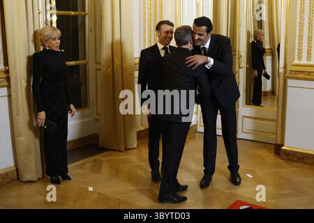 27. Februar 2024, Paris, Frankreich: Paris (Frankreich), 27.02.2024.- der französische Präsident Emmanuel Macron (C), die französische First Lady Brigitte Macron (L) und Qatari Emir Scheich Tamim bin Hamad Al Thani (R) begrüßen den ehemaligen französischen Präsidenten Nicolas Sarkozy während der Einreisezeremonie im Elysee-Palast vor einem offiziellen Abendessen am Rande des Staatsbesuchs des katarischen Emirs in Paris, Frankreich, 27. Februar 2024. (Francia, Catar) (Foto: © Yoan Valat/POOL Via ZUMA Press Wire) Stockfoto