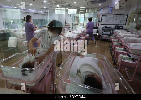 28. Februar 2024, Seoul, Korea, Republik: Seoul (Korea, Republik), 28.02.2024.- Krankenschwestern kümmern sich um Babys in einem postnatalen Pflegezentrum in Seoul, Südkorea, 28. Februar 2024. Laut Statistics Korea erreichte die Zahl der Neugeborenen im Land im Jahr 2023 230.000 und damit einen Rückgang von 19.200 oder 7,7 Prozent im Vergleich zum Vorjahr, was den niedrigsten Jahreswert darstellt. (Corea del Sur, Seúl) (Foto: © Yonhap/POOL Via ZUMA Press Wire) Stockfoto