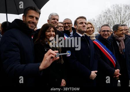 29. Februar 2024, Saint-Denis, seine-Saint-Denis, Frankreich: Saint-denis (Frankreich), 29.02.2024.- Frankreichs Präsident Emmanuel Macron (C), Präsident des Pariser Organisationskomitees der Olympischen und Paralympischen Spiele 2024 Tony Estanguet (L), Bürgermeisterin von Paris Anne Hidalgo (2-L), Generaldirektor von Solideo Nicolas Ferrand (3-L) 2024, Bürgermeister von Saint-Ouen-sur-seine Karim Bouamrane (4-L) Stockfoto