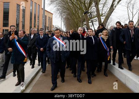 29. Februar 2024, Saint-Denis, seine-Saint-Denis, Frankreich: Saint-denis (Frankreich), 29.02.2024.- Frankreichs Präsident Emmanuel Macron (C-R) spricht mit dem Generaldirektor von Solideo Nicolas Ferrand (C-L) neben dem Präsidenten des Regionalrats von Ile-de-France Valerie Pecresse (3-R) während der Einweihung des Olympischen Dorfes Paris 2024 in Saint-Denis im Norden von Paris, Frankreich, am 29. Februar 2024. Das Dorf, das auf einem 52 Hektar großen Gelände errichtet wurde, befindet sich auf einer Ansammlung ehemaliger Industriestandorte, deren Herzstück das Cite du Cinema ist. (Cine, Francia) (Bild: © Ludovic Marin/POOL Via ZUMA Pre Stockfoto
