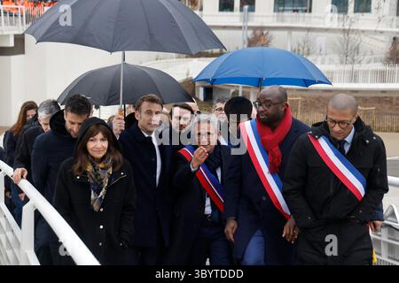 29. Februar 2024, Saint-Denis, seine-Saint-Denis, Frankreich: Saint-denis (Frankreich), 29.02.2024.- (L-R) Präsident des Pariser Organisationskomitees für die Olympischen und Paralympischen Spiele 2024 Tony Estanguet, Bürgermeister von Paris Anne Hidalgo, Frankreichs Präsident Emmanuel Macron, seine Saint-Denis' Ratsmitglied Stephane Troussel, L'Ile-Saint-Denis' Bürgermeister Mohamed Gnabaly und Bürgermeister von Saint-Ouen-sur-seine, Karim Bouamrane, Besuch 2024 des Pariser Dorfes Paris, 29. Februar 2024, während seiner Einweihung in Paris, Paris, Paris, 29. Das Dorf, das auf einem 52 Hektar großen Grundstück errichtet wurde, befindet sich auf einem Cluster Stockfoto