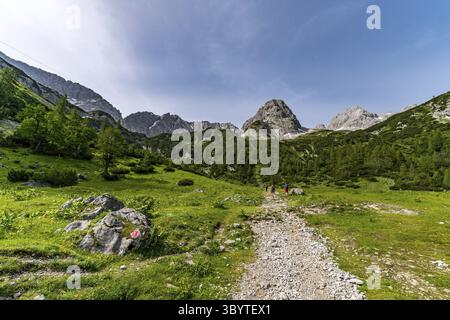 Bergtour zum vorderen Drachenkopf in den Mieminger Bergen bei Ehrwald in der Tiroler Zugspitz Arena Stockfoto