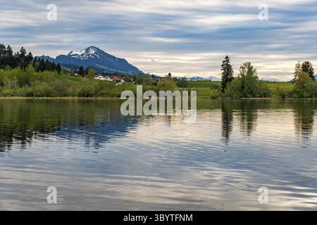 Schöne Wanderung entlang des Rottachsees mit Schluchtweg zur Burgkranzegg Ruine im Allgau Stockfoto