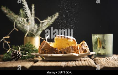 Festliche weihnachtskekse auf einem Holztisch Stockfoto