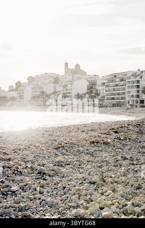 Der zerstörte Steinstrand in Altea nach Sturm Gloria im Januar 2020 mit Blick auf Küste und Altstadt mit Hintergrundbeleuchtung, Altea, Costa Blanca, Spanien Stockfoto