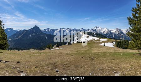 Eine gemütliche Wanderung von Zoeblen Zugspitzblick zum Schoenkahler im wunderschönen Tannheimer Valley Stockfoto