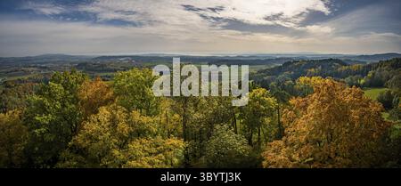 Fantastische Herbstwanderung entlang des Aachtobel zur Hohenbodman Beobachtung Turm in der Nähe des Bodensees Stockfoto