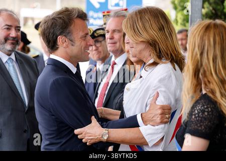 Juni 2023, MARSEILLE, Bouches-du-Rhône, Frankreich: Marseille (Frankreich), 27.06.2023.- der französische Präsident Emmanuel Macron (L) begrüßt Michele Rubirola, den ehemaligen Bürgermeister von Marseille, bei seinem Besuch im Hopital d'Instruction des Armees Laveran in Marseille, Südostfrankreich, am 27. Juni 2023. Der französische Präsident besucht Marseille zwei Jahre, nachdem er einen Umbauplan in Höhe von fünf Milliarden Euro (5,5 Milliarden US-Dollar) für die Stadt aufgestellt hat, um neue Polizisten einzustellen, Schulen und öffentliche Räume zu renovieren und das knarrende öffentliche Verkehrsnetz zu modernisieren. (Francia, Marsella) (Bild: © Ludovic Mar Stockfoto