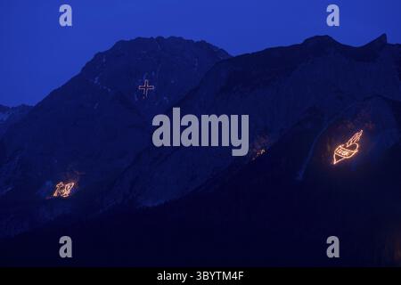 Traditionelle Bergfeuer zur Sommersonnenwende in der Tiroler Zugspitz Arena rund um das Ehrwald Lermoos Biberwier Becken Stockfoto
