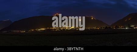 Traditionelle Bergfeuer zur Sommersonnenwende in der Tiroler Zugspitz Arena rund um das Ehrwald Lermoos Biberwier Becken Stockfoto