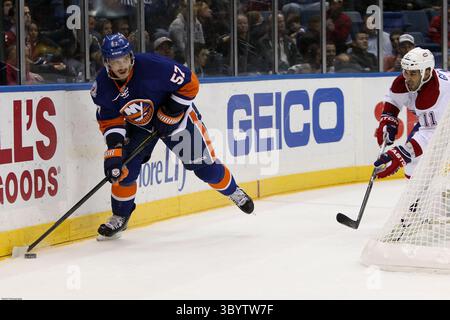 17. November 2011 - Uniondale, New York, USA: Der rechte Flügel der New York Islanders Blake Comeau (57) übernimmt den Puck, als Scott Gomez (11) in der ersten Periode im Nassau Veterans Memorial Coliseum, Uniondale, NY verfolgt (Kreditbild: © Debby Wong/ZUMA Press Wire) Stockfoto