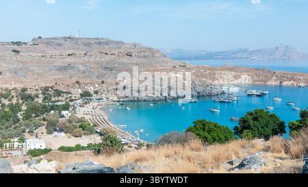 Rhodos, Griechenland - 15. Oktober 2024: Atemberaubendes Panorama von Lindos, Rhodos, mit Mittelmeer, Booten und felsiger Landschaft mit üppigem Vegetati Stockfoto