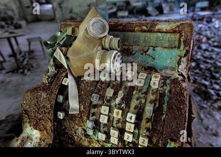 5. Mai 2023, Pripyat, Kiew Oblast, Ukraine: Eine Registrierkasse und Gasmaske aus sowjetischer Zeit in der Cafeteria innerhalb der Grundschule Nr. 3. (Foto: © Gabriel Romero/ZUMA Press Wire) Stockfoto