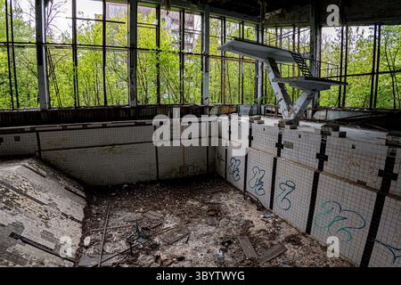 5. Mai 2023, Pripyat, Kiew Oblast, Ukraine: Das jetzt leere azurblaue Schwimmbad und die Tauchplattformen im Kulturpalast, der in den 1970er Jahren in Pripyat fertiggestellt wurde. (Foto: © Gabriel Romero/ZUMA Press Wire) Stockfoto